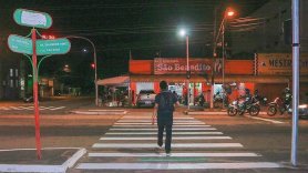 Faixas com led vão ajudar na travessia de pedestres desatentos em Santana